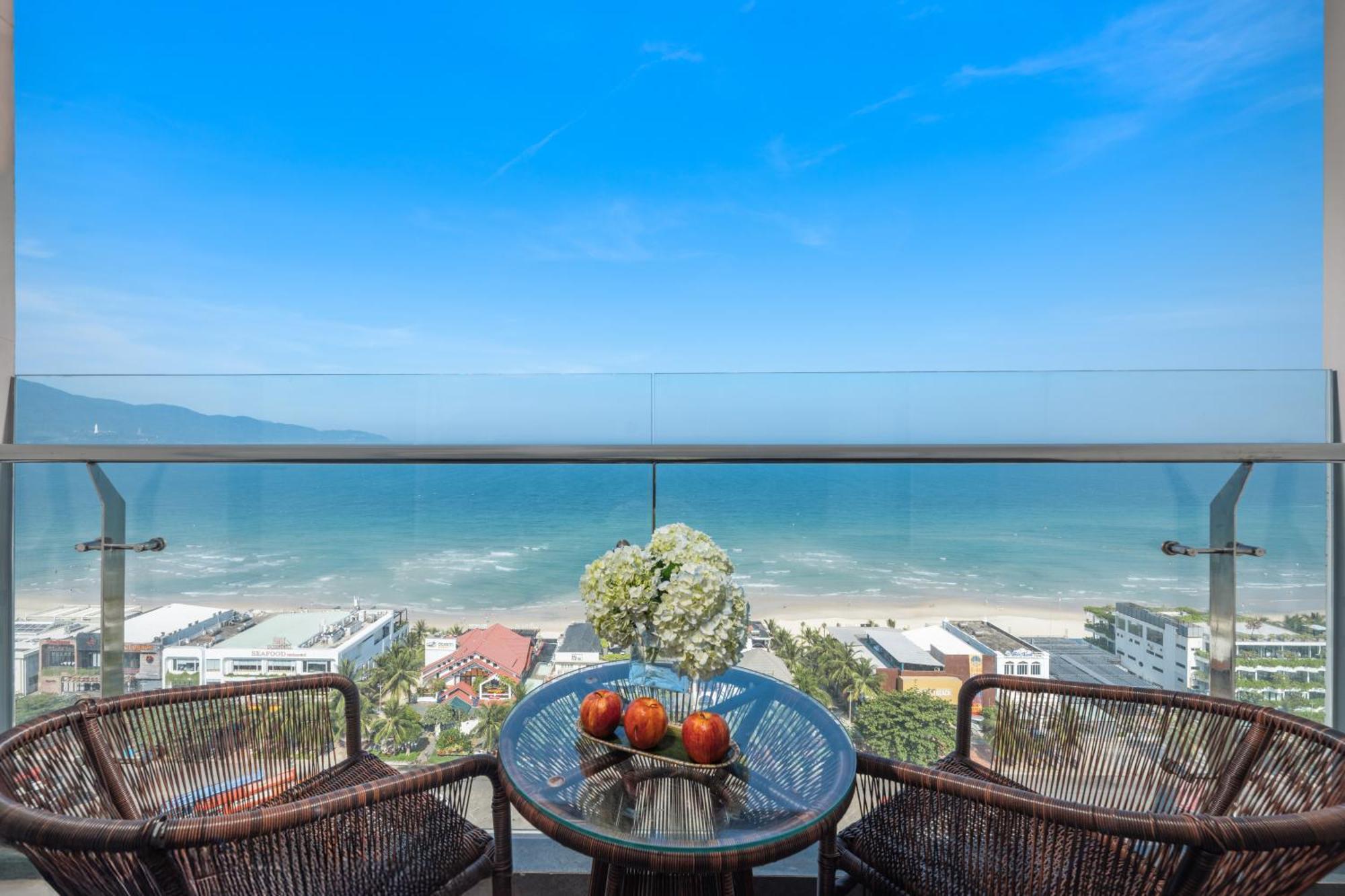 Canvas Danang Beach Hotel Exterior foto